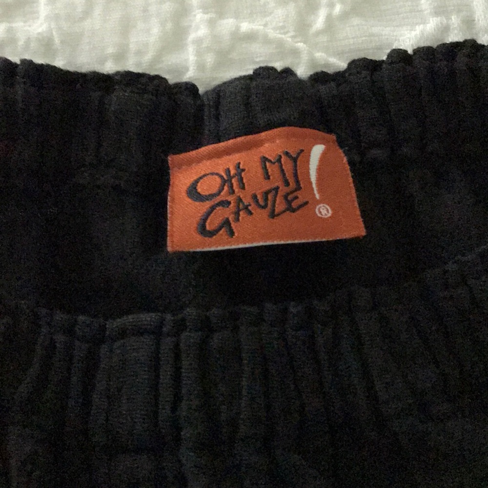 Wide leg pants, crinkle fabric.